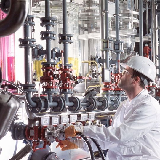 Bereits ab dem kommenden Jahr stellt Lanxess Elektrolytformulierungen für Lithium-Ionen-Batterien für das chinesische Unternehmen Tinci her. Dazu nutzt der Konzern eine Hightech-Anlage seiner Tochtergesellschaft Saltigo. Bereits ab dem kommenden Jahr stellt Lanxess Elektrolytformulierungen für Lithium-Ionen-Batterien für das chinesische Unternehmen Tinci her. Dazu nutzt der Konzern eine Hightech-Anlage seiner Tochtergesellschaft Saltigo.