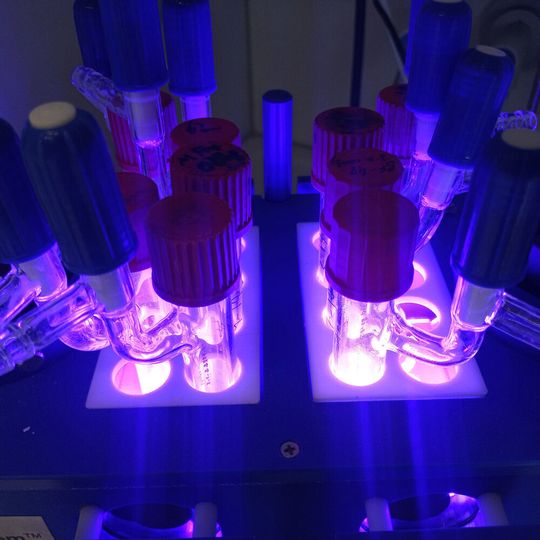 Diesen Versuchsaufbau nutzen Chemiker für photochemische Reaktionen. Diesen Versuchsaufbau nutzen Chemiker für photochemische Reaktionen.