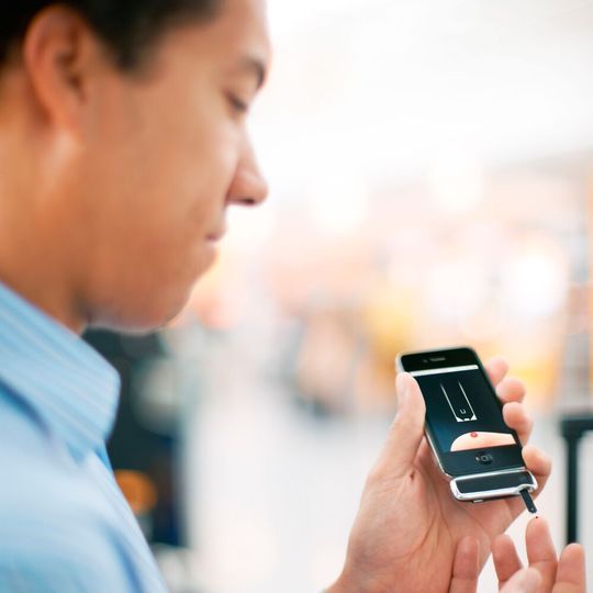 Der Sachverständigenrat Gesundheit (SVR) schlägt Wege vor, wie man digitale Gesundheitsanwendungen der Medizinprodukte-Klassen IIb und III in die GKV-Erstattung einbeziehen kann. Der Sachverständigenrat Gesundheit (SVR) schlägt Wege vor, wie man digitale Gesundheitsanwendungen der Medizinprodukte-Klassen IIb und III in die GKV-Erstattung einbeziehen kann.