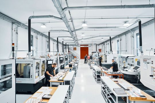 Der Zerspanungsspezialist Nachreiner hat seine Wertschöpfungskette erweitert. Der Werkzeughersteller schleift nicht nur, sondern beschichtet seine Produkte mithilfe von Cemecon-Systemen. Der Zerspanungsspezialist Nachreiner hat seine Wertschöpfungskette erweitert. Der Werkzeughersteller schleift nicht nur, sondern beschichtet seine Produkte mithilfe von Cemecon-Systemen.