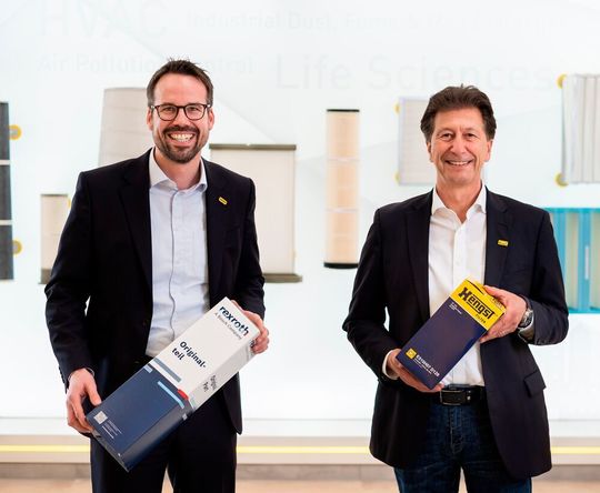 Hengst Filtration übernimmt Industriefilter-Sparte von Bosch Rexroth! Von links: Christopher Heine, CEO von Hengst, und Volker Plücker, dort Group Vice President Filtration for Industry & Environment. Hengst Filtration übernimmt Industriefilter-Sparte von Bosch Rexroth! Von links: Christopher Heine, CEO von Hengst, und Volker Plücker, dort Group Vice President Filtration for Industry & Environment.