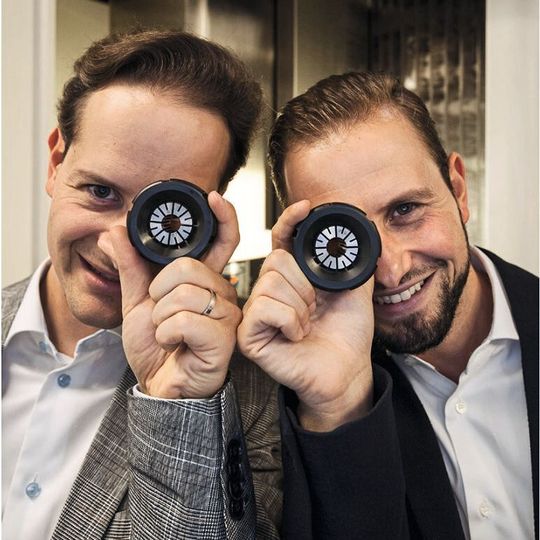 Nicola Tettamanti (à droite) et Claudio Tettamanti (à gauche) dirigent Tecnopinz SA à Mezzovico. Nicola Tettamanti (à droite) et Claudio Tettamanti (à gauche) dirigent Tecnopinz SA à Mezzovico.