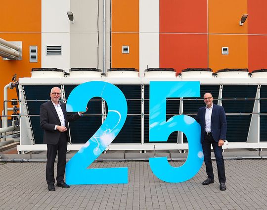 Die beiden Dokom21-Geschäftsführer Jörg Figura (li.) und Franz-Josef Senf vor dem Rechenzentrum in Dortmund-Huckarde,