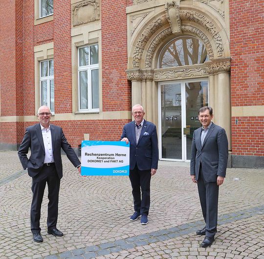 Im Bild: Frank Dudda, Oberbürgermeister der Stadt Herne (re.), Professor em. Hubert Schulte-Kemper (Mitte), Vorstandsvorsitzender und Unternehmensgründer der Fakt AG, Jörg Figura (li.), Geschäftsführer von Dokom21.