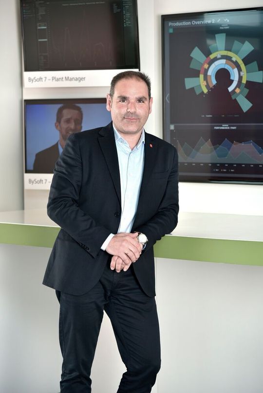 „Die Smart Factory stellt einen großen Durchbruch für die Blechindustrie dar. Das von Bystronic geschaffene Ökosystem, das High-Tech-Maschinen und neueste Technologien in der Automation und Software kombiniert und integriert, bietet Unternehmen jeder Grösse die Möglichkeit, ihre Produktion von Blechteilen auf agile Weise zu steuern“, sagt Alberto Martínez, Chief Digital Officer von Bystronic. „Die Smart Factory stellt einen großen Durchbruch für die Blechindustrie dar. Das von Bystronic geschaffene Ökosystem, das High-Tech-Maschinen und neueste Technologien in der Automation und Software kombiniert und integriert, bietet Unternehmen jeder Grösse die Möglichkeit, ihre Produktion von Blechteilen auf agile Weise zu steuern“, sagt Alberto Martínez, Chief Digital Officer von Bystronic.