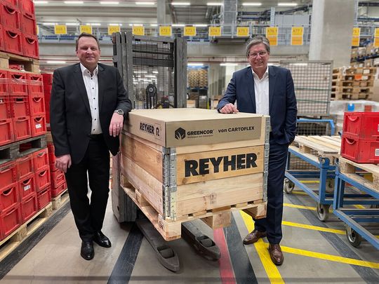 Von links: Reyher-Geschäftsführer Klaus-Dieter Schmidt und Matthias Hebrok, Geschäftsführer Cartoflex präsentieren die Greencor-Palettenabdeckung. Das Besondere: dieses Wellpappeprodukt besteht zu rund 33 Prozent aus Gras. Von links: Reyher-Geschäftsführer Klaus-Dieter Schmidt und Matthias Hebrok, Geschäftsführer Cartoflex präsentieren die Greencor-Palettenabdeckung. Das Besondere: dieses Wellpappeprodukt besteht zu rund 33 Prozent aus Gras.