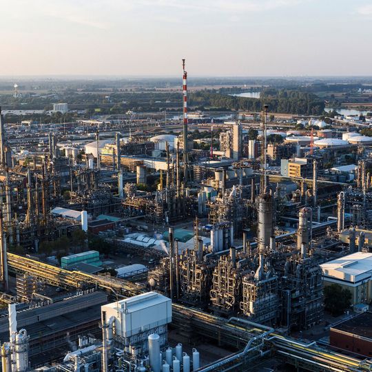 Trinseo hat erste Styrol-Mengen zur Herstellung von Styrol-Butadien-Kautschuk und Polystyrol von der BASF bezogen, die sich von erneuerbaren oder recyclierten Rohstoffen ableiten. BASF stellt beide Styrol-Typen auf Basis eines Massenbilanzansatzes am Verbundstandort in Ludwigshafen her. Trinseo hat erste Styrol-Mengen zur Herstellung von Styrol-Butadien-Kautschuk und Polystyrol von der BASF bezogen, die sich von erneuerbaren oder recyclierten Rohstoffen ableiten. BASF stellt beide Styrol-Typen auf Basis eines Massenbilanzansatzes am Verbundstandort in Ludwigshafen her.