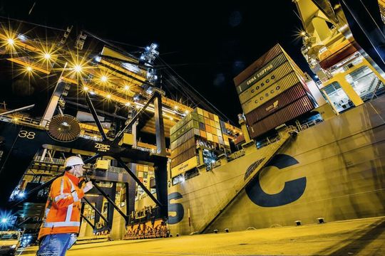 Container-Operator am Euromax-Terminal an der Maasvlakte: Rotterdam muss sich langsam auf die ankommende Containerschwemme wegen der tagelang unterbrochenen Suezkanaldurchfahrt einstellen. Container-Operator am Euromax-Terminal an der Maasvlakte: Rotterdam muss sich langsam auf die ankommende Containerschwemme wegen der tagelang unterbrochenen Suezkanaldurchfahrt einstellen.