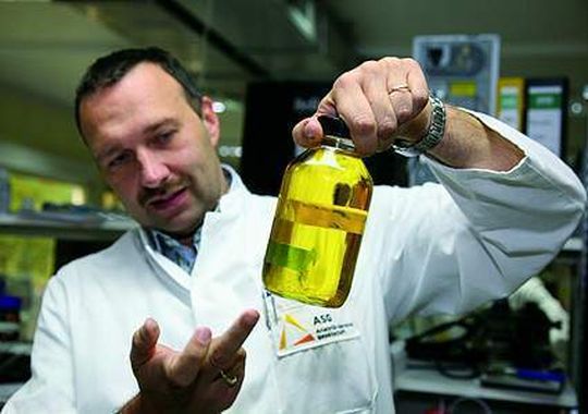 1 Bei Ölproben ist eine Dichtemessung häufig der erste Schritt zur Charakterisierung. 1 Bei Ölproben ist eine Dichtemessung häufig der erste Schritt zur Charakterisierung.