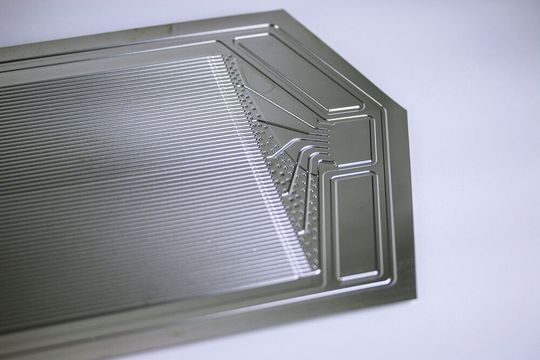Und am Fraunhofer-IWU hat man diese optimierten Bipolarplatten aus Edelstahl entwickelt, die für PEM-Brennstoffzellen vorgesehen sind.