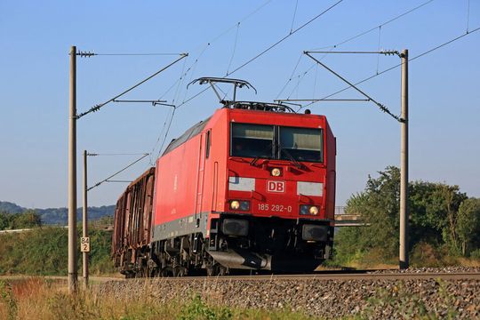 Da rollt der neue Bayern-Shuttel der Deutschen Bahn AG mit schwerer Last. Er gilt als klimafreundliches Transportsystem, das die Verbindung zwischen dem österreichischen Linz und der bayerischen Automobilwelt schafft. Da rollt der neue Bayern-Shuttel der Deutschen Bahn AG mit schwerer Last. Er gilt als klimafreundliches Transportsystem, das die Verbindung zwischen dem österreichischen Linz und der bayerischen Automobilwelt schafft.