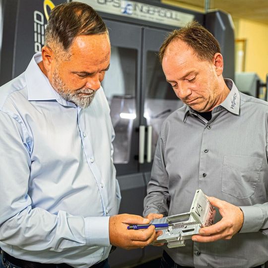 Michel Minikus (li.) und René Tschudin (re.): «Das Maschinenkonzept, die Bauart, die Spindel, haben neugierig gemacht, denn wenn man in der Serienfertigung vorwärtskommen möchte, benötigt man eine dynamische, stabile, präzise und pflegeleichte Maschine. Das ist die Eagle V9.» Michel Minikus (li.) und René Tschudin (re.): «Das Maschinenkonzept, die Bauart, die Spindel, haben neugierig gemacht, denn wenn man in der Serienfertigung vorwärtskommen möchte, benötigt man eine dynamische, stabile, präzise und pflegeleichte Maschine. Das ist die Eagle V9.»