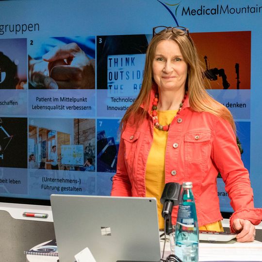 Ressortleiterin Britta Norwat begleitete ihre Arbeitsgruppen vor der Kamera – dass der Workshop virtuell stattfand, schränkte das kreative und visionäre Potenzial der Teilnehmer nicht ein. Ressortleiterin Britta Norwat begleitete ihre Arbeitsgruppen vor der Kamera – dass der Workshop virtuell stattfand, schränkte das kreative und visionäre Potenzial der Teilnehmer nicht ein.
