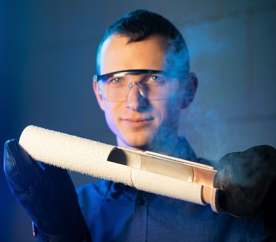 Das Magnetpulsschweißen schafft stoffschlüssige Verbindungen zwischen Materialien wie Kupfer, Aluminium und Stahl. Die Verbindung hält auch bei sehr tiefen Temperaturen dicht – etwa, wenn es um flüssigem Wasserstoff geht. Das Magnetpulsschweißen schafft stoffschlüssige Verbindungen zwischen Materialien wie Kupfer, Aluminium und Stahl. Die Verbindung hält auch bei sehr tiefen Temperaturen dicht – etwa, wenn es um flüssigem Wasserstoff geht.
