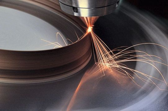 Mit Auftragschweißen können nicht nur Teile additiv gefertigt werden. Auch für das Beschichten konventionell gefertigter Teile eignet sich das Verfahren. Mit Auftragschweißen können nicht nur Teile additiv gefertigt werden. Auch für das Beschichten konventionell gefertigter Teile eignet sich das Verfahren.
