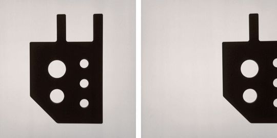 Arbeiten Maschinentakt und Kamera nicht synchron, befinden sich Objekte bei der Bildaufnahme nicht genau unter der Kamera (rechts), was eine einwandfreie Funktion bildverarbeitender Algorithmen erschwert. Arbeiten Maschinentakt und Kamera nicht synchron, befinden sich Objekte bei der Bildaufnahme nicht genau unter der Kamera (rechts), was eine einwandfreie Funktion bildverarbeitender Algorithmen erschwert.
