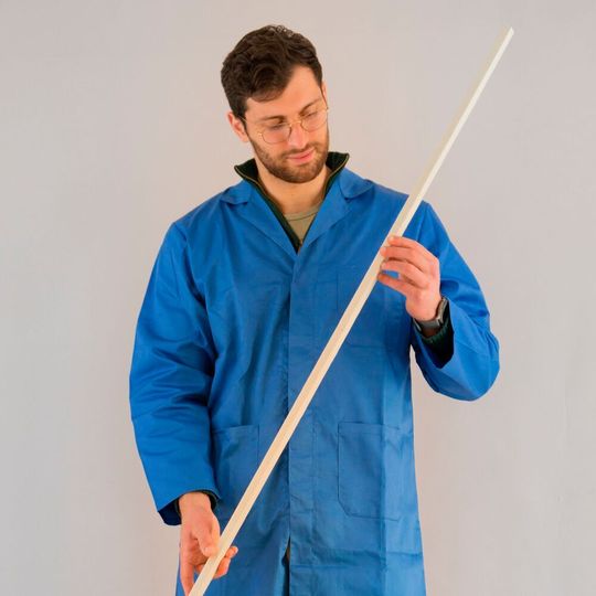 Dieser 1,5 m lange Hartpolymerstab wurde mit einem FFF-Drucker gefertigt, der selbst viel kleiner ist.