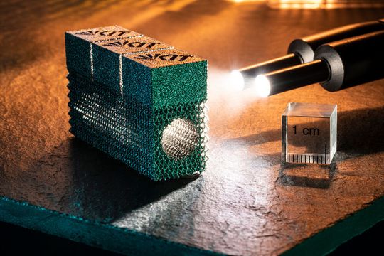 Bauteil aus Wolfram, hergestellt im 3D-Druck mit dem Verfahren des Elektronenstrahlschmelzens Bauteil aus Wolfram, hergestellt im 3D-Druck mit dem Verfahren des Elektronenstrahlschmelzens