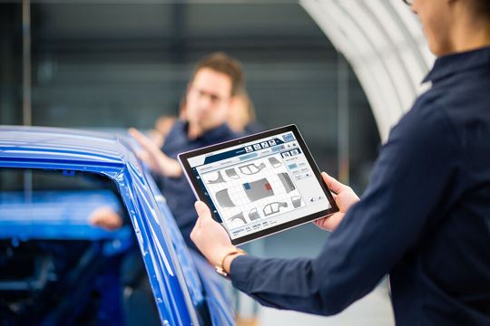 Via Tablets werden Qualitätsergebnisse digital erfasst. Die Analysesoftware DXQ Plant Analytics korreliert diese mit einer breiten Datenbasis, um Fehlermuster zu erkennen. Via Tablets werden Qualitätsergebnisse digital erfasst. Die Analysesoftware DXQ Plant Analytics korreliert diese mit einer breiten Datenbasis, um Fehlermuster zu erkennen.