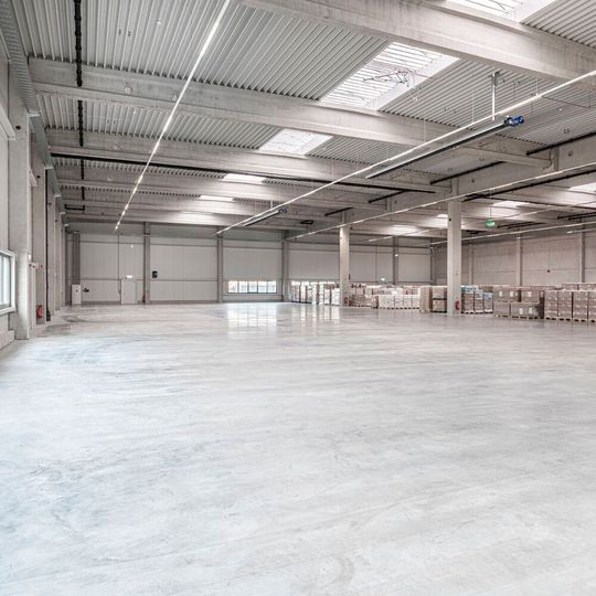 In der neuen Logistikhalle kann der Bestrahlungsdienstleister BGS auf zusätzliche 2.700 m2 Lagerfläche für sterilisierte Produkte zurückgreifen. In der neuen Logistikhalle kann der Bestrahlungsdienstleister BGS auf zusätzliche 2.700 m2 Lagerfläche für sterilisierte Produkte zurückgreifen.