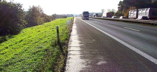 Optimaler Schadstoffrückhalt: Breitflächige Entwässerung über Bankett und Böschung an einer Autobahn. Optimaler Schadstoffrückhalt: Breitflächige Entwässerung über Bankett und Böschung an einer Autobahn.