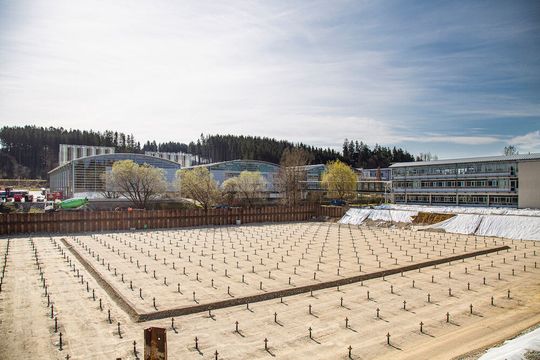 Baustart für das neue Logistikzentrum von Auer. Das Unternehmen gibt für 90 Prozent seines Kunststoffbehälter-Sortiments eine 24-Stunden-Versandgarantie. Baustart für das neue Logistikzentrum von Auer. Das Unternehmen gibt für 90 Prozent seines Kunststoffbehälter-Sortiments eine 24-Stunden-Versandgarantie.