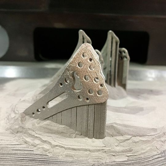 Das amorphe medizinische Implantat wird im 3D-Druck gefertigt. Das amorphe medizinische Implantat wird im 3D-Druck gefertigt.