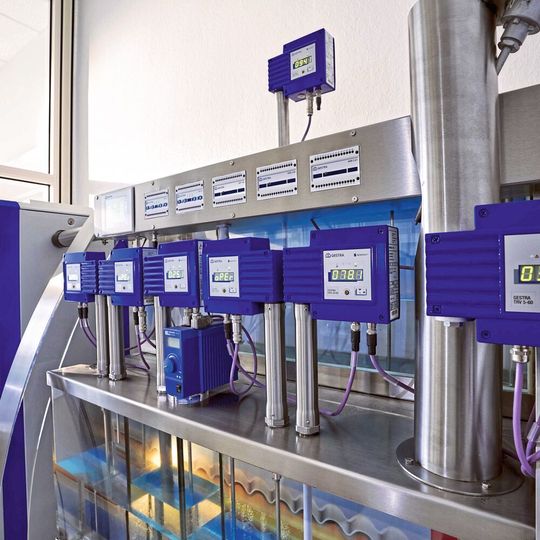 Bei der Kesselausrüstung Spector Connect vereinen sich unter anderem Universalbegrenzer, Niedrigwasser-, Hochwasser- und Leitfähigkeitselektroden mit Temperaturtransmittern und kapazitiven Niveausonden. Alle Komponenten werden tiefgehenden Funktionstests im hauseigenen Prüfaufbau unterzogen. Bei der Kesselausrüstung Spector Connect vereinen sich unter anderem Universalbegrenzer, Niedrigwasser-, Hochwasser- und Leitfähigkeitselektroden mit Temperaturtransmittern und kapazitiven Niveausonden. Alle Komponenten werden tiefgehenden Funktionstests im hauseigenen Prüfaufbau unterzogen.