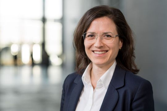 Dr. Julia Duwe will in ihrem Vortrag zeigen, dass KI als Schlüsseltechnologie den Maschinen- und Anlagenbau revolutionieren wird. Dr. Julia Duwe will in ihrem Vortrag zeigen, dass KI als Schlüsseltechnologie den Maschinen- und Anlagenbau revolutionieren wird.