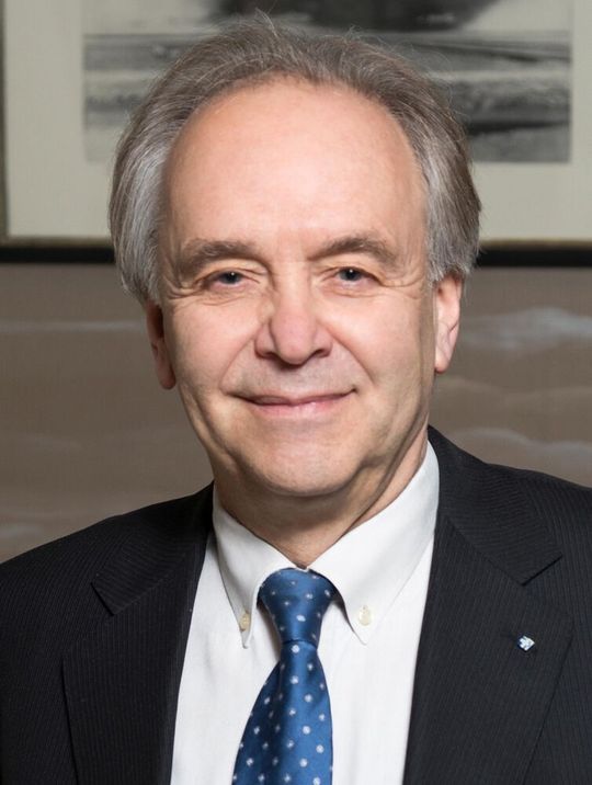 Prof. Dr. Klaus Mainzer wird die Grundlagen der KI skizzieren und Einblicke dazu geben, was KI kann und wozu sie heute noch nicht in der Lage ist.