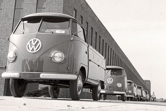 Die Produktion des T1 begann 1950 im VW-Werk in Wolfsburg. Die Produktion des T1 begann 1950 im VW-Werk in Wolfsburg.