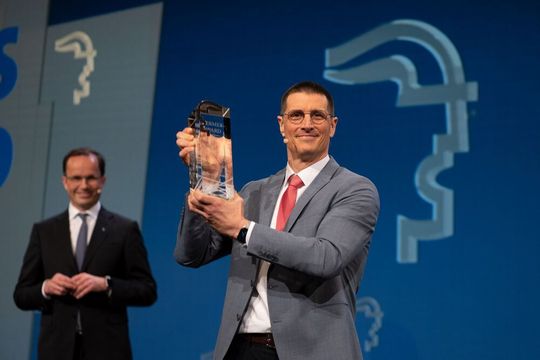 Nimmt den Hermes Award 2021 im Namen von Bosch Rexroth in Empfang: Thomas Fechner, Leiter Produktbereich New Business bei Bosch Rexroth, und Dr. Jochen Köckler, Vorsitzender des Vorstands, Deutsche Messe AG (hinten links). Nimmt den Hermes Award 2021 im Namen von Bosch Rexroth in Empfang: Thomas Fechner, Leiter Produktbereich New Business bei Bosch Rexroth, und Dr. Jochen Köckler, Vorsitzender des Vorstands, Deutsche Messe AG (hinten links).