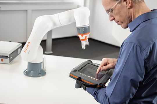 Mit dem Betriebssystem IIQKA.OS von Kuka können Einsteiger ohne Training Roboter in Betrieb nehmen und programmieren. Mit dem Betriebssystem IIQKA.OS von Kuka können Einsteiger ohne Training Roboter in Betrieb nehmen und programmieren.