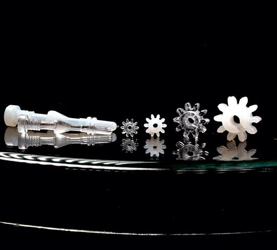 Sieht aus wie Kunststoff, ist aber spritzgegossenes Glas. Diese Teile sind aus einem speziellen Composit von Glassomer gefertigt, wie Forschende von der Universität Freiburg dazu erklären. Sieht aus wie Kunststoff, ist aber spritzgegossenes Glas. Diese Teile sind aus einem speziellen Composit von Glassomer gefertigt, wie Forschende von der Universität Freiburg dazu erklären.