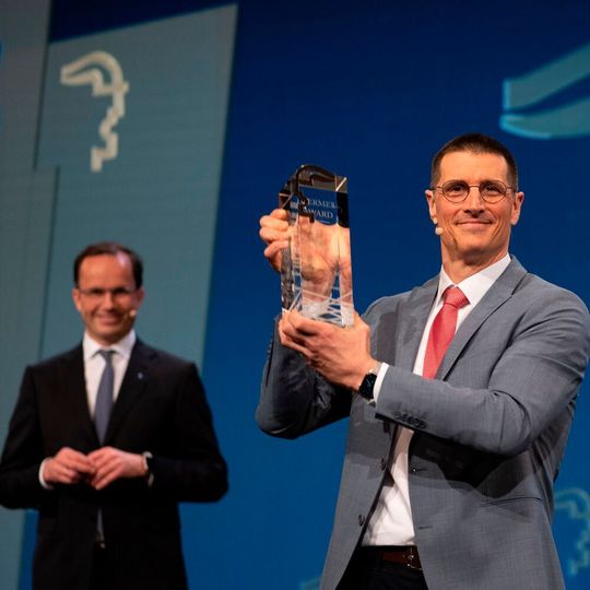 Nimmt den Hermes Award 2021 im Namen von Bosch Rexroth in Empfang: Thomas Fechner, Leiter Produktbereich New Business bei Bosch Rexroth, und Dr. Jochen Köckler, Vorsitzender des Vorstands, Deutsche Messe AG (hinten links). Nimmt den Hermes Award 2021 im Namen von Bosch Rexroth in Empfang: Thomas Fechner, Leiter Produktbereich New Business bei Bosch Rexroth, und Dr. Jochen Köckler, Vorsitzender des Vorstands, Deutsche Messe AG (hinten links).