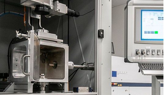 Blick in den Arbeitsraum einer Lava-Laserschweißanlage von Lava-x mit der darin befindlichen Evakuierungskammer. Blick in den Arbeitsraum einer Lava-Laserschweißanlage von Lava-x mit der darin befindlichen Evakuierungskammer.