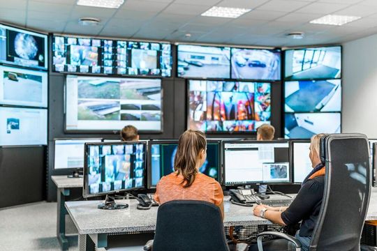 Die zertifizierte Notruf- und Serviceleitstelle der Freihoff-Gruppe ist 24 Stunden an 365 Tagen im Jahr besetzt. Durch die Möglichkeit zur direkten Täteransprache verhindern die Spezialisten größere Schäden. Die zertifizierte Notruf- und Serviceleitstelle der Freihoff-Gruppe ist 24 Stunden an 365 Tagen im Jahr besetzt. Durch die Möglichkeit zur direkten Täteransprache verhindern die Spezialisten größere Schäden.