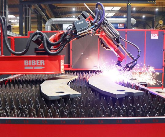 Diese ERL-Roboter-Brennschneidanlage ist ein regelrechter XXL-Biber. Sie ist für Schnittlängen zwischen 7 und 300 Millimeter ist ausgelegt. Der gesamte Schneidbereich misst 3000 Millimeter × 11.000 Millimeter. Diese ERL-Roboter-Brennschneidanlage ist ein regelrechter XXL-Biber. Sie ist für Schnittlängen zwischen 7 und 300 Millimeter ist ausgelegt. Der gesamte Schneidbereich misst 3000 Millimeter × 11.000 Millimeter.