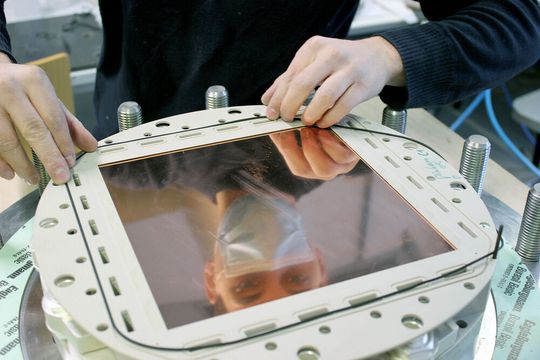 In solchen Elektrolyseur-Zellen sollen in Zukunft mit Nickel oder Eisen arbeitende Membranen statt der mit Platin oder Iridium arbeitenden Membranen eingesetzt werden. In solchen Elektrolyseur-Zellen sollen in Zukunft mit Nickel oder Eisen arbeitende Membranen statt der mit Platin oder Iridium arbeitenden Membranen eingesetzt werden.