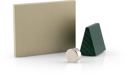 Magnetische Materialien sind das Metier von Vacuumschmelze (VAC). Mit der sogenannten „Interlinked Production“ können NdFeB-Magnete nun günstiger und hochwertiger gefertigt werden, wie heute bekannt gemacht wurde. Magnetische Materialien sind das Metier von Vacuumschmelze (VAC). Mit der sogenannten „Interlinked Production“ können NdFeB-Magnete nun günstiger und hochwertiger gefertigt werden, wie heute bekannt gemacht wurde.