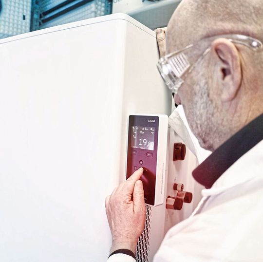 Die neuen Integral P Prozessthermostate erweitern den Temperaturbereich von brennbaren Wärmeträgern und ermöglichen Anwendungen unter realitätsnahen Bedingungen und günstigen Betriebskosten. Die neuen Integral P Prozessthermostate erweitern den Temperaturbereich von brennbaren Wärmeträgern und ermöglichen Anwendungen unter realitätsnahen Bedingungen und günstigen Betriebskosten.