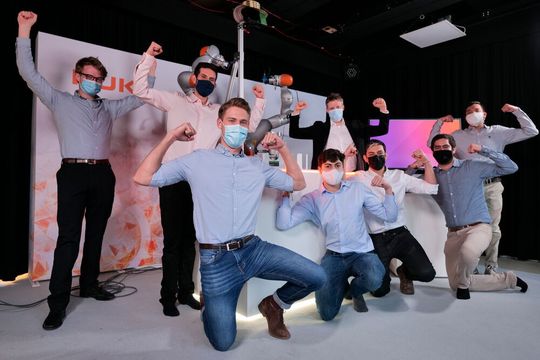 Künstliche Intelligenz automatisiert zweihändige anspruchsvolle Aufgaben! Damit entschied ein Forscherteam aus dem belgischen Leuven den mit 20.000 Euro dotierten Kuka-Innovationswettbewerb für sich. Künstliche Intelligenz automatisiert zweihändige anspruchsvolle Aufgaben! Damit entschied ein Forscherteam aus dem belgischen Leuven den mit 20.000 Euro dotierten Kuka-Innovationswettbewerb für sich.