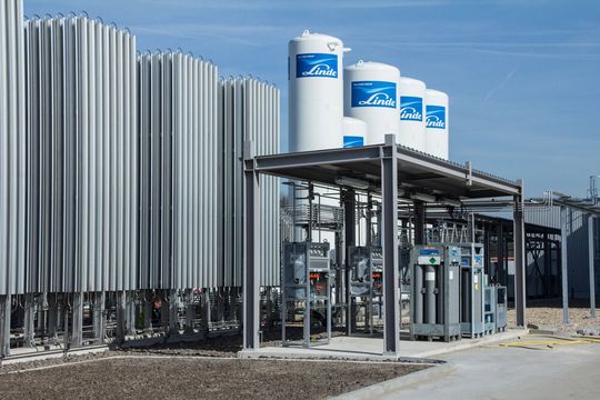 In Marl und Unterschleißheim vollzieht Linde eine Pionierhandlung. Denn an beiden Standorten automatisiert Unitechnik Systems nun das Handling von tausenden von Gasflaschen. In Marl und Unterschleißheim vollzieht Linde eine Pionierhandlung. Denn an beiden Standorten automatisiert Unitechnik Systems nun das Handling von tausenden von Gasflaschen.