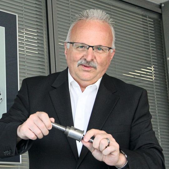 Thomas Haller, Sales Manger bei Eichenberger Gewinde, zeigt die robusten Kugelgewindetriebe Carry, die im Robotik-Handschuh eingesetzt werden. Thomas Haller, Sales Manger bei Eichenberger Gewinde, zeigt die robusten Kugelgewindetriebe Carry, die im Robotik-Handschuh eingesetzt werden.