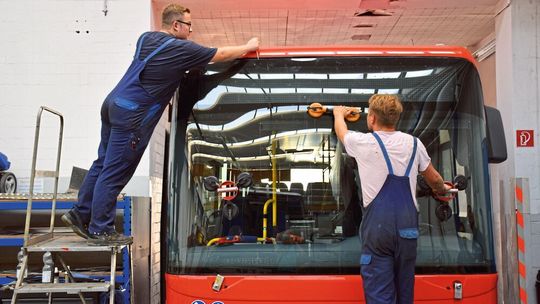 Große Fahrzeuge – wenig Zeit: Damit Busse und Lkws nach einem Scheibentausch möglichst schnell wieder auf die Straße können, muss jeder Handgriff sitzen und das richtige Material verfügbar sein. Große Fahrzeuge – wenig Zeit: Damit Busse und Lkws nach einem Scheibentausch möglichst schnell wieder auf die Straße können, muss jeder Handgriff sitzen und das richtige Material verfügbar sein.