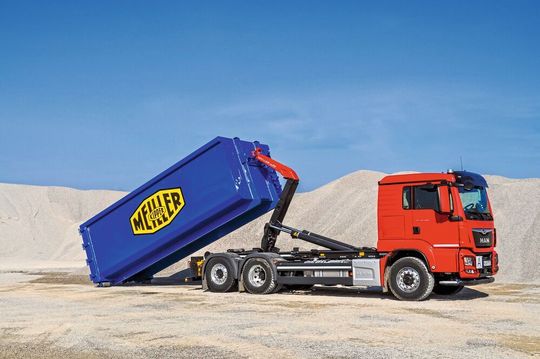 Meiller ist spezialsiert auf Aufbauten für Nutzfahrzeuge, insbesondere Kippbrücken für Muldenkipper. Meiller ist spezialsiert auf Aufbauten für Nutzfahrzeuge, insbesondere Kippbrücken für Muldenkipper.