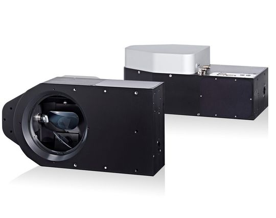 Das ist der II-50 von Raylase. Er ist mit seinen Spiegeln für 50 Millimeter Strahlgröße in der Lage, einen kleinen Laserspotdurchmesser auch in großen Prozessfeldern zu erzeugen. Das bringt etwa saubere, gerade Schnittkanten bei Elektrodenfolien – ohne Abbrand. Das ist der II-50 von Raylase. Er ist mit seinen Spiegeln für 50 Millimeter Strahlgröße in der Lage, einen kleinen Laserspotdurchmesser auch in großen Prozessfeldern zu erzeugen. Das bringt etwa saubere, gerade Schnittkanten bei Elektrodenfolien – ohne Abbrand.