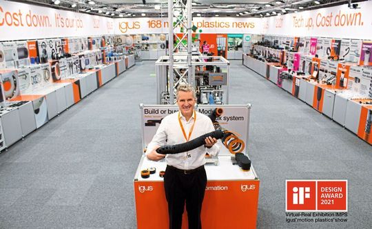 Geschäftsführer Frank Blase zeigt die revolutionäre TRX-Roboter-Energiezuführung auf dem komplett erneuerten, physisch-virtuellen Messestand von igus in Köln, der gerade mit dem «iF Communication Design Award 2021» prämiert wurde. Geschäftsführer Frank Blase zeigt die revolutionäre TRX-Roboter-Energiezuführung auf dem komplett erneuerten, physisch-virtuellen Messestand von igus in Köln, der gerade mit dem «iF Communication Design Award 2021» prämiert wurde.