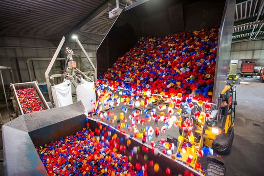 Der TÜV SÜD und die Reclay Group stellen ein neues Prüf- und Zertifizierungsangebot zur Recycelbarkeit von Verpackungen aller Art vor. Unterstützt werden sollen damit etwa Hersteller, Abfüller, Importeure und Onlinehändler. Der TÜV SÜD und die Reclay Group stellen ein neues Prüf- und Zertifizierungsangebot zur Recycelbarkeit von Verpackungen aller Art vor. Unterstützt werden sollen damit etwa Hersteller, Abfüller, Importeure und Onlinehändler.