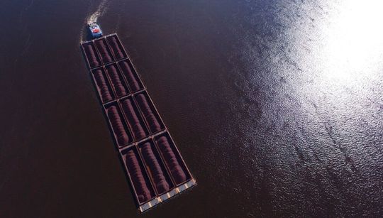 Binnenschiff in Südamerika. Imperial hat sein dortiges Schifffahrtsgeschäft jetzt an den unabhängigen integrierten Logistikanbieter Hidrovias do Brasil veräußert. Binnenschiff in Südamerika. Imperial hat sein dortiges Schifffahrtsgeschäft jetzt an den unabhängigen integrierten Logistikanbieter Hidrovias do Brasil veräußert.